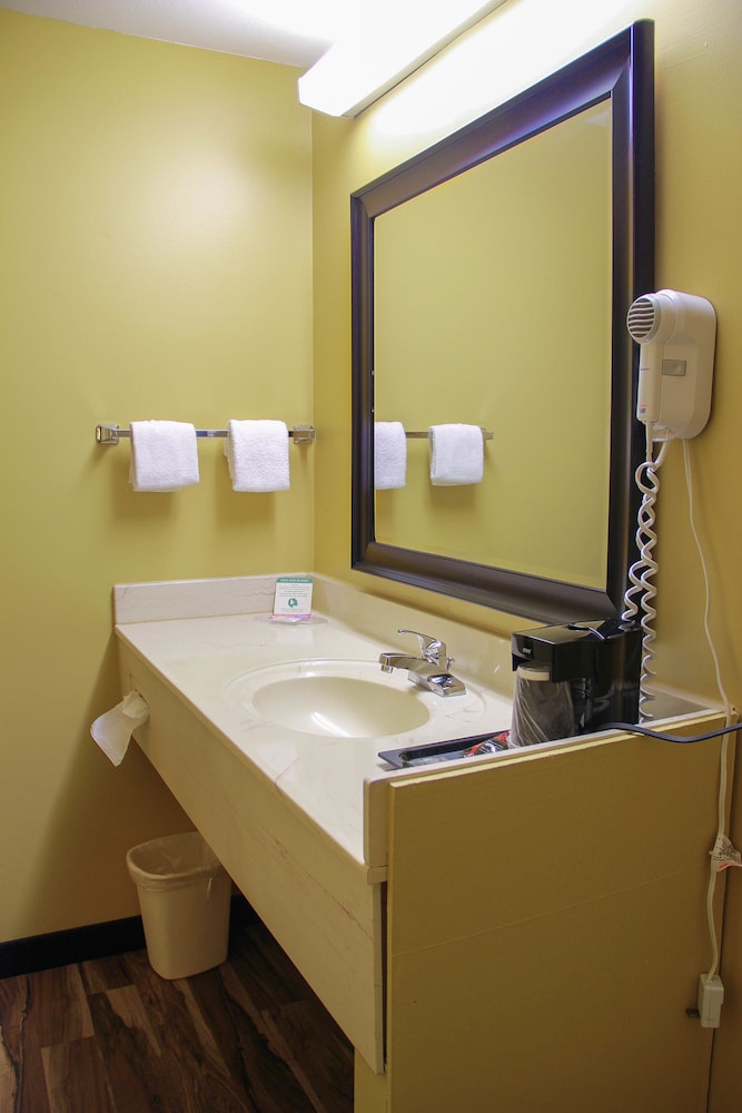 Relax Inn &amp; Suites 45/82