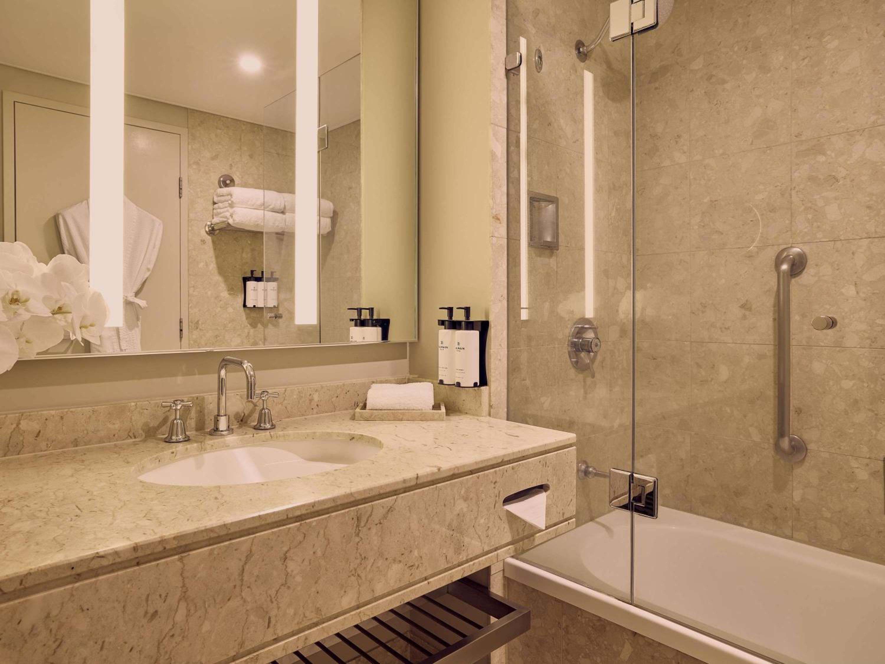 جناح تنفيذي بسرير كينج وسرير كوين بإطلالة على المدينة مع أريكة بمنطقة جلوس، SOFITEL BRISBANE CENTRAL 3/5