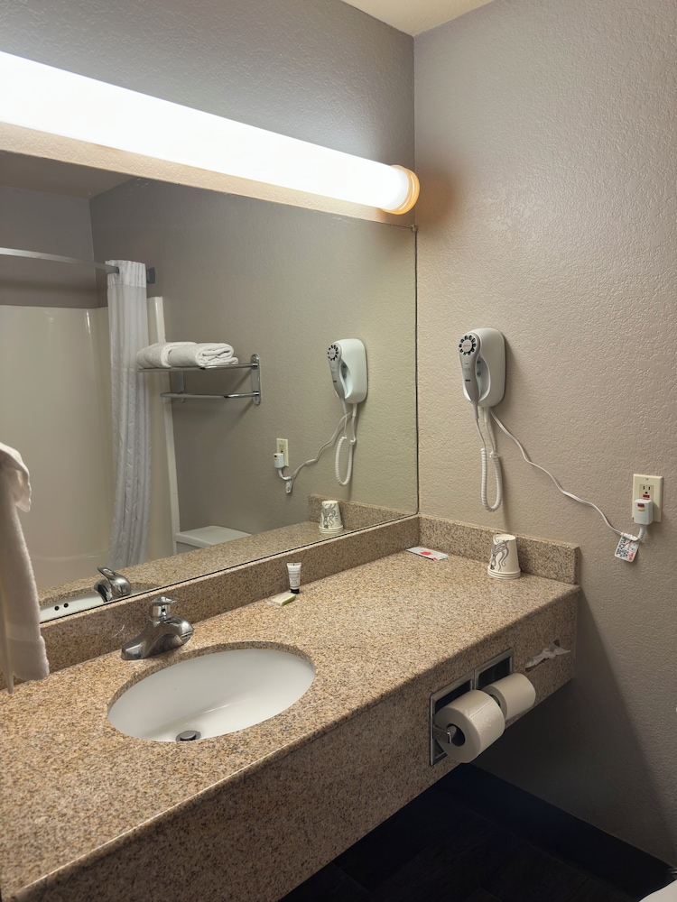 Baymont Inn & Suites by Wyndham Lincoln NE 42/47