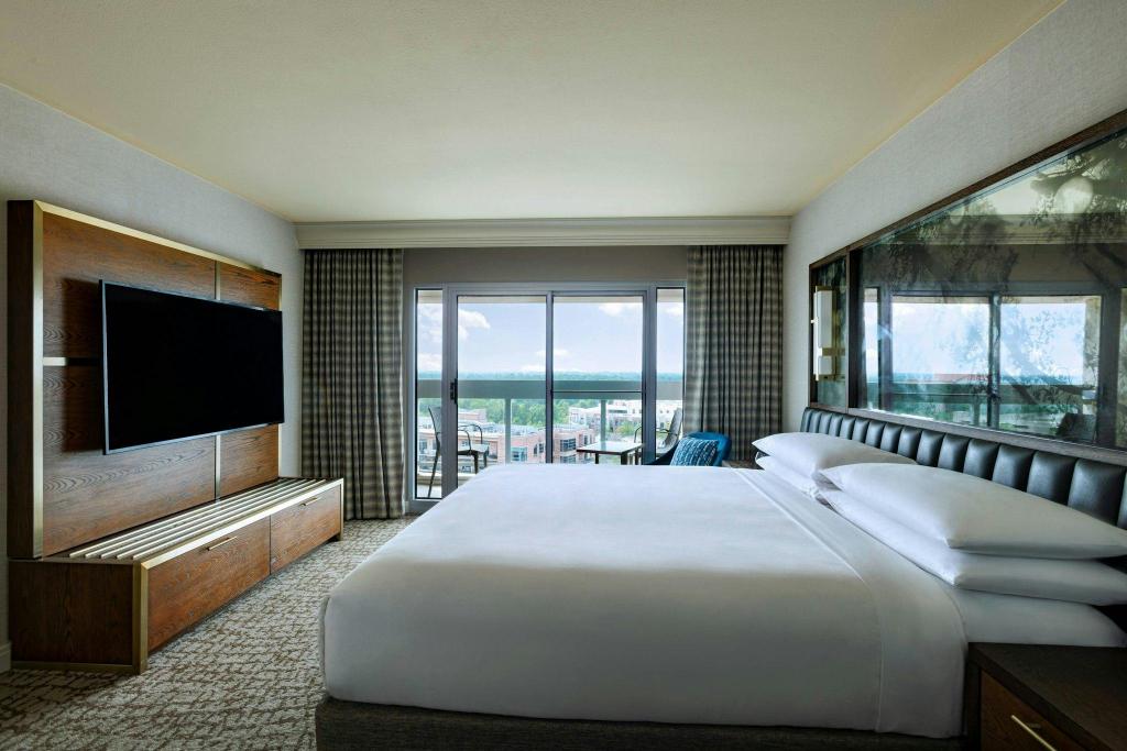 1 Bedroom, Suite, King Bed, Water View, Sofa, Balcony, High Floor