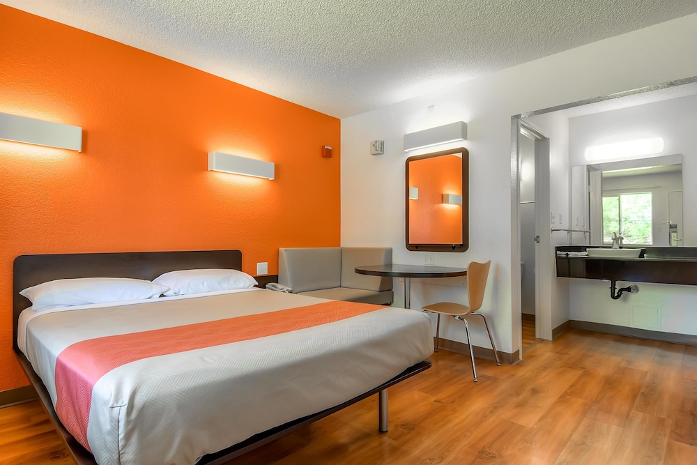 Motel6 San Diego, CA - North 24/61