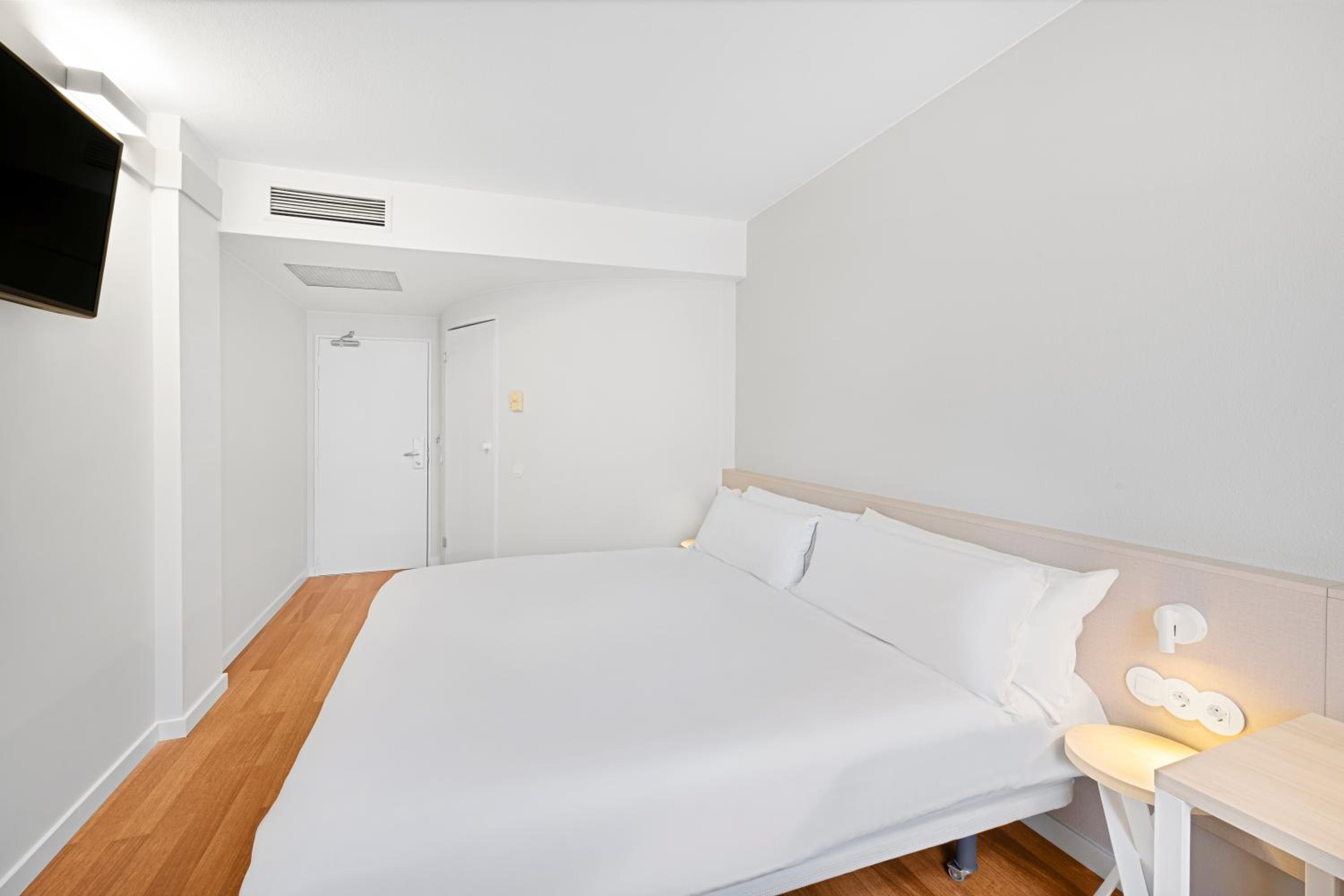 ROOM, DOUBLE BED