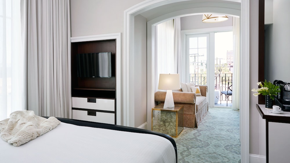 PREMIER, SUITE, KING BED, BALCONY