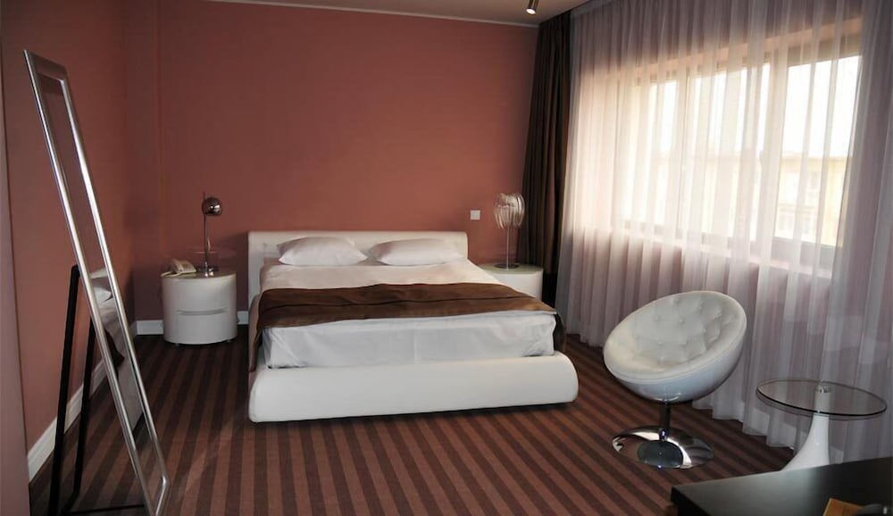 Dumbrava Hotel 20/70
