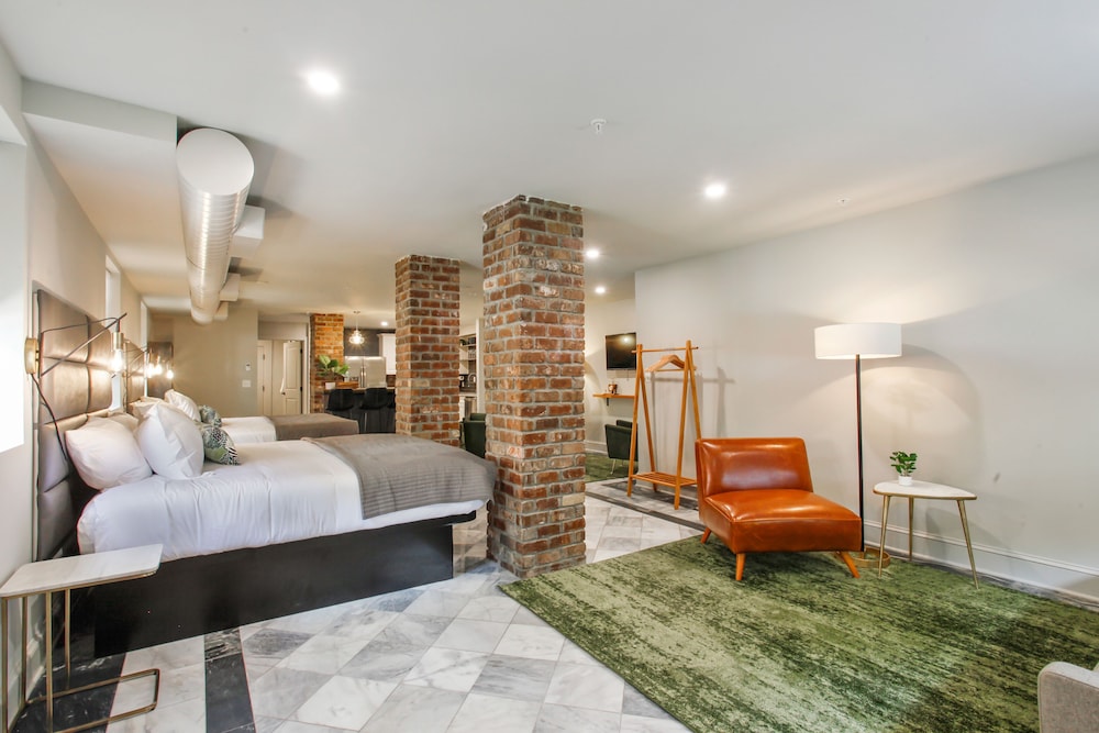 ROOM, QUADRUPLE