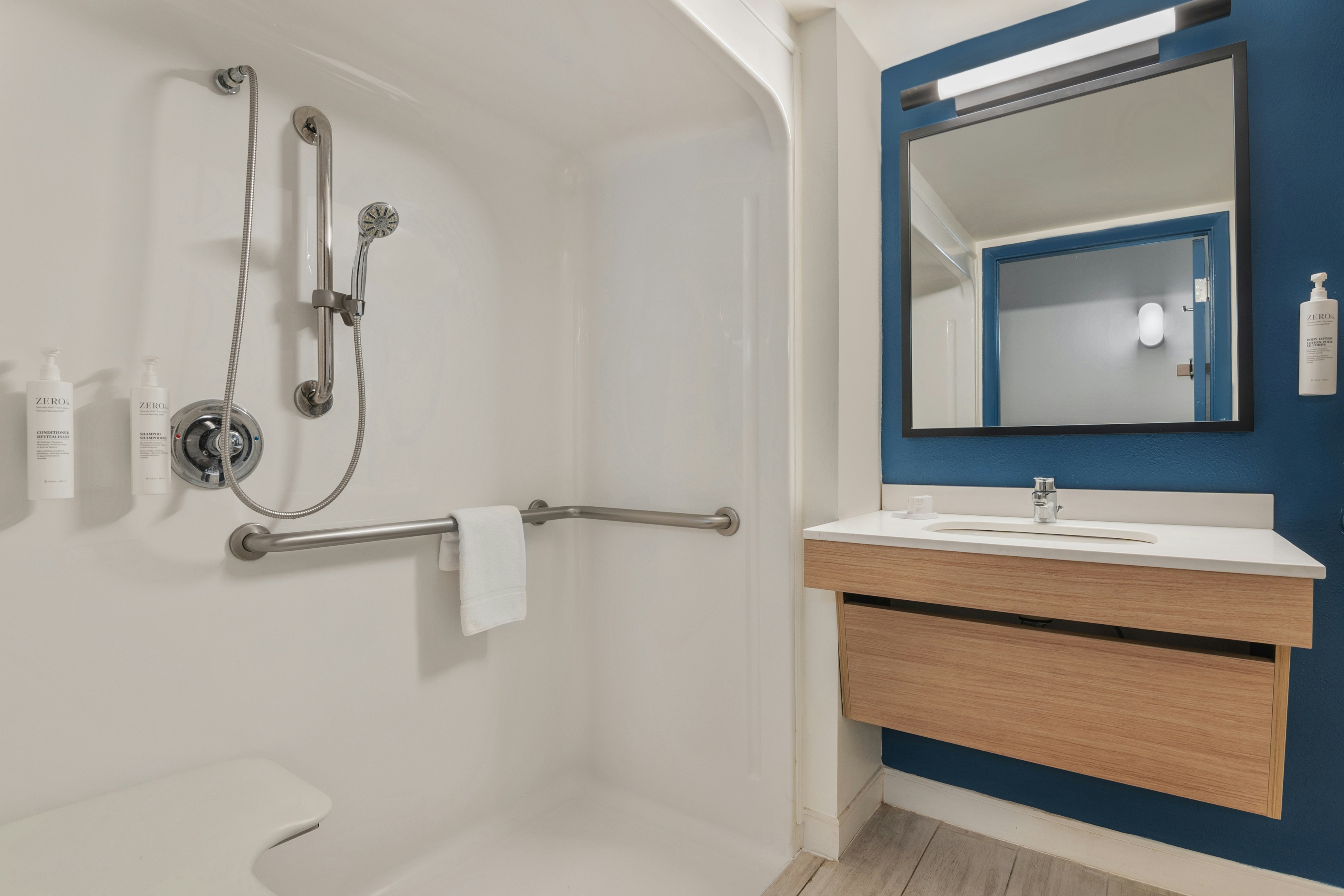 ROOM, KING BED, ACCESSIBLE