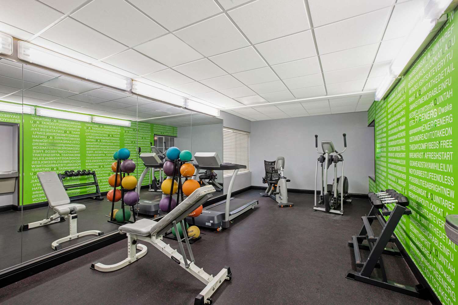 La Quinta Inn & Suites by Wyndham Tulsa Airpt / Expo Square 15/35