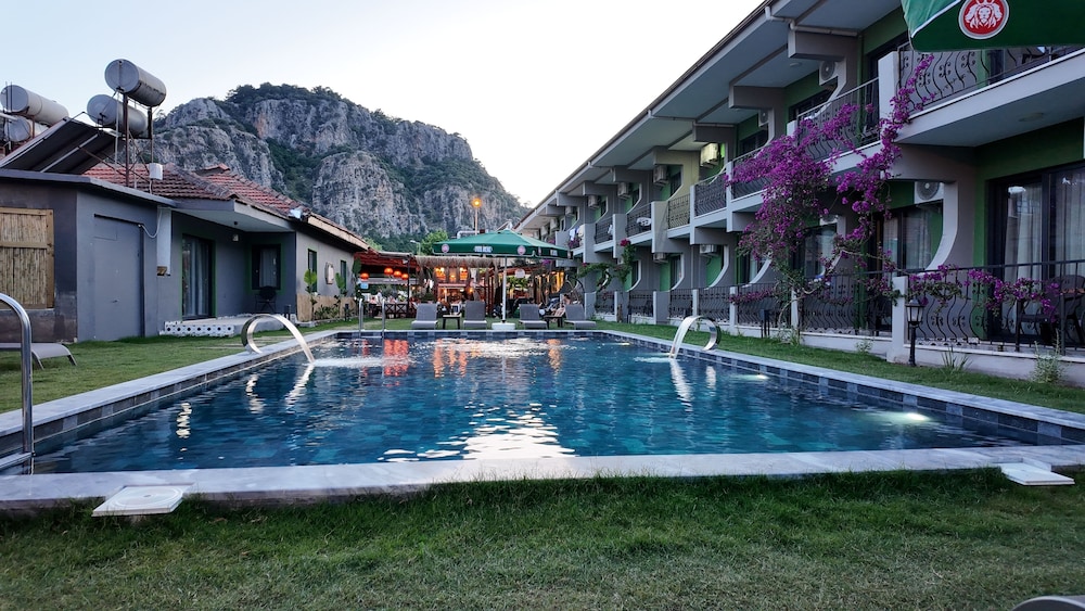 Patio Hotel 20/25