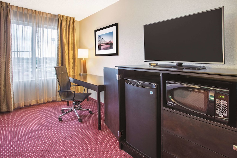 La Quinta Inn and Suites by Wyndham O Fallon, IL - St. Louis 32/37