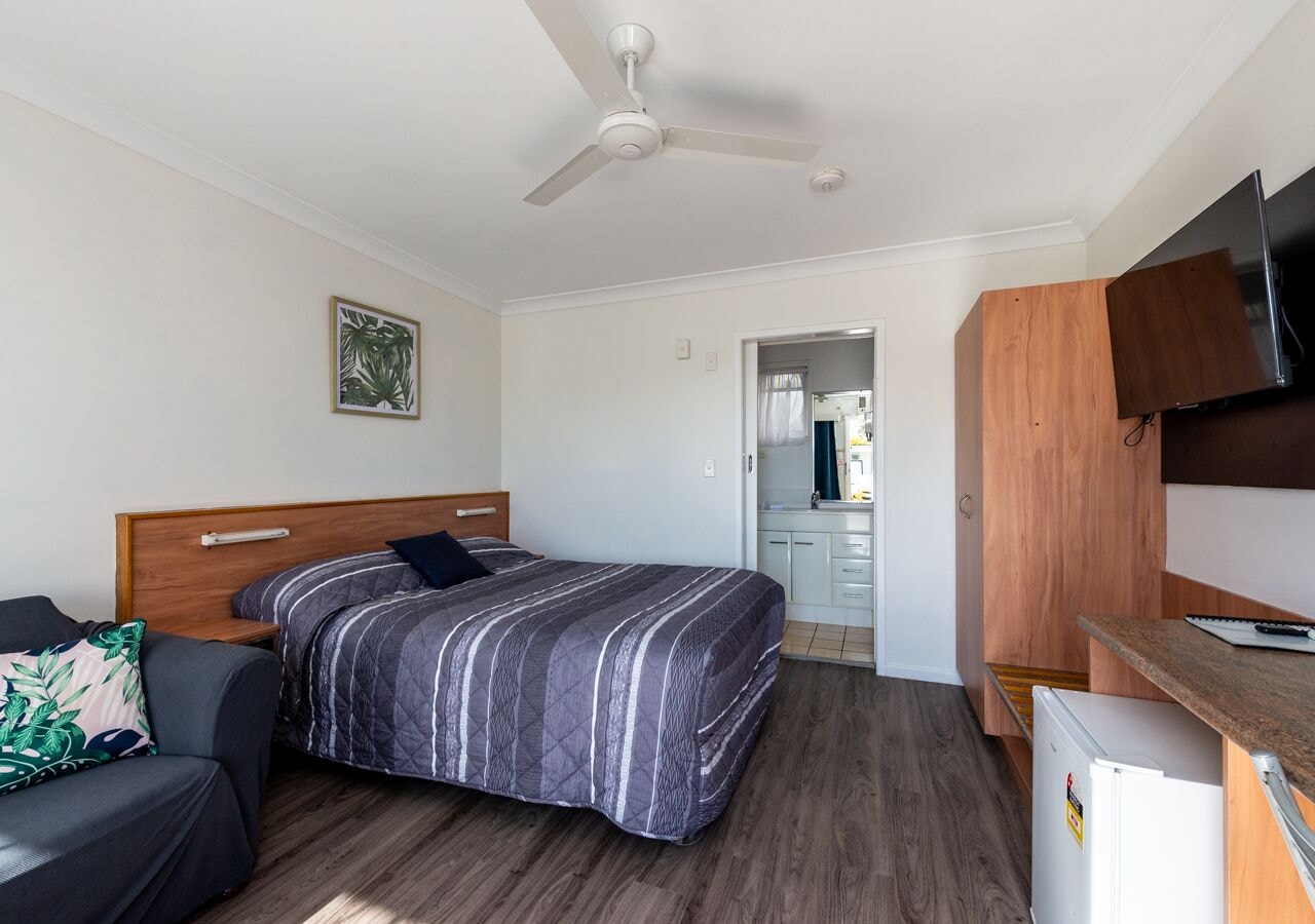1 BEDROOM, SUITE