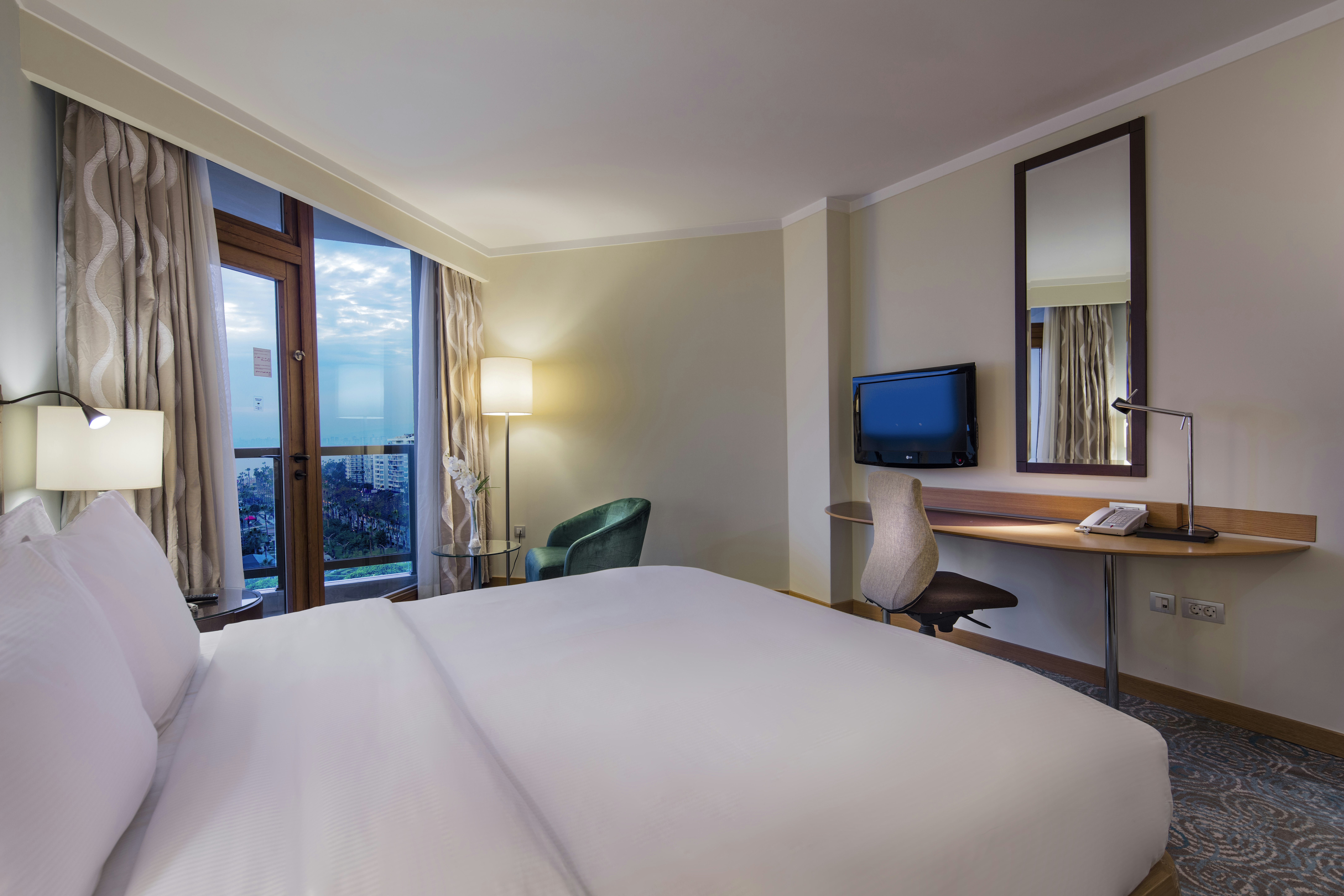 غرفة بسرير كينج بإطلالة على البحر، Mersin Hiltonsa Hotel 4/7