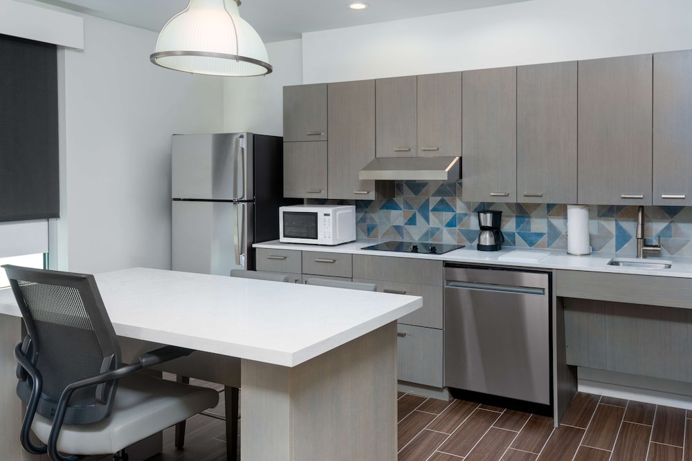 Hyatt House Orlando Airport 70/81