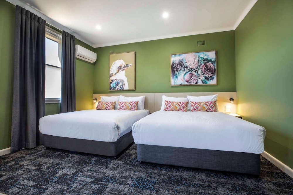 STUDIO, DOUBLE OR TWIN BED