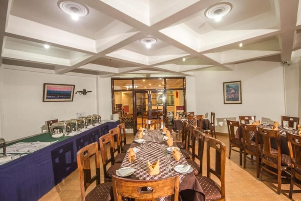 ANAND PALACE HOTEL 30/42