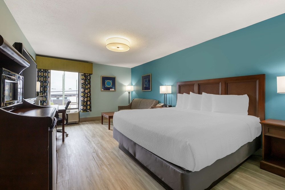STANDARD, KING BED, SOFA