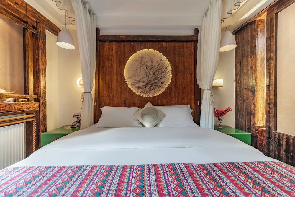 DELUXE, KING BED, WATER FRONT, MOUNTAIN VIEW, BALCONY, BATHTUB