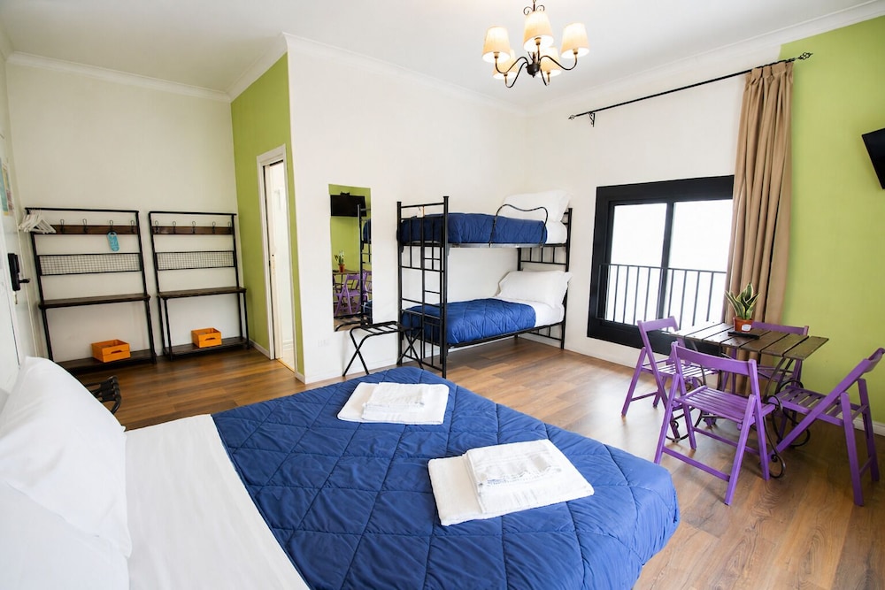 Economy, Quadruple, 1 Double and 2 Bunk Beds 4/7