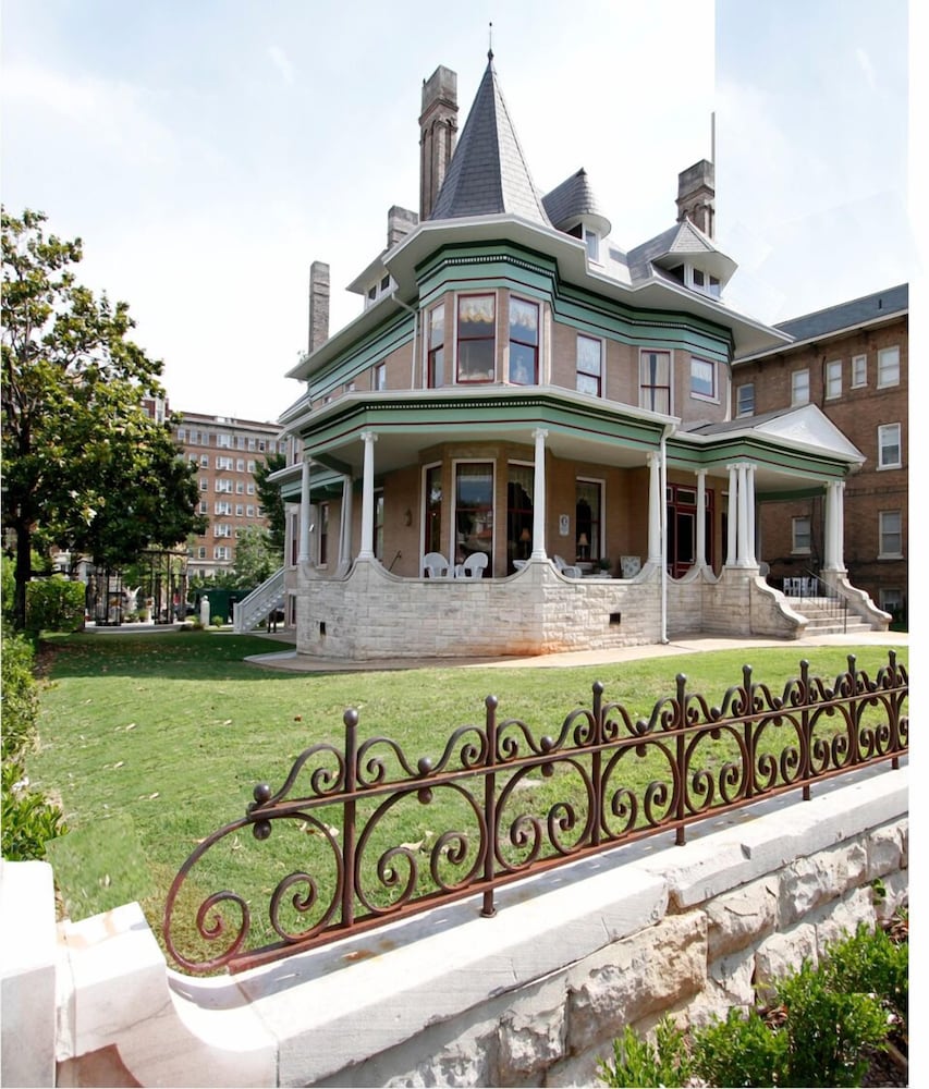 Hassinger Daniels Mansion Bed and Breakfast 2/50