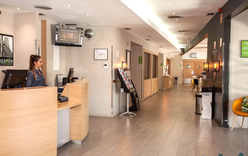 Travelodge BCN Cornella Fira 32/56