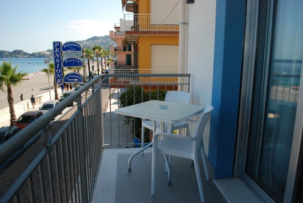 Maniel Beach Hotel 6/43