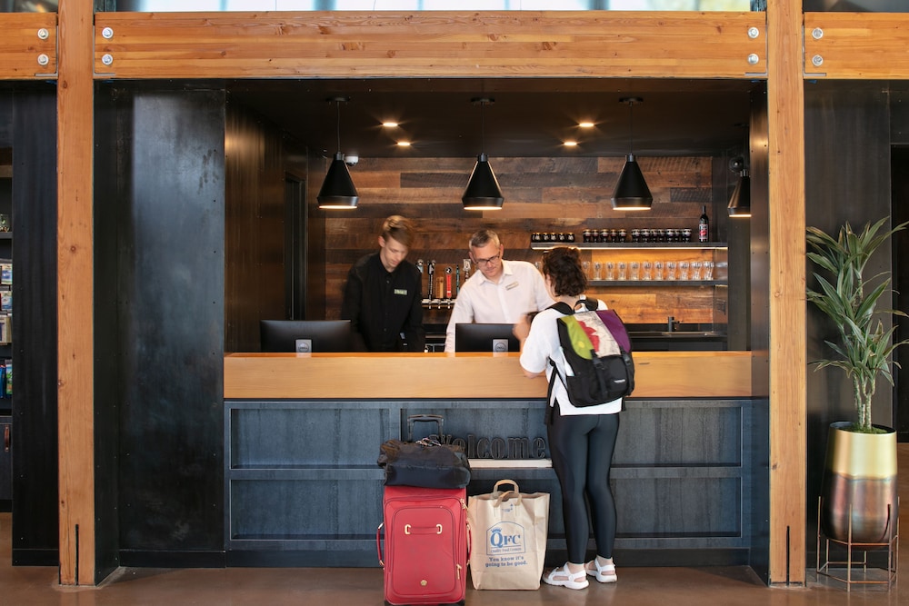 Waypoint Hotel 8/62