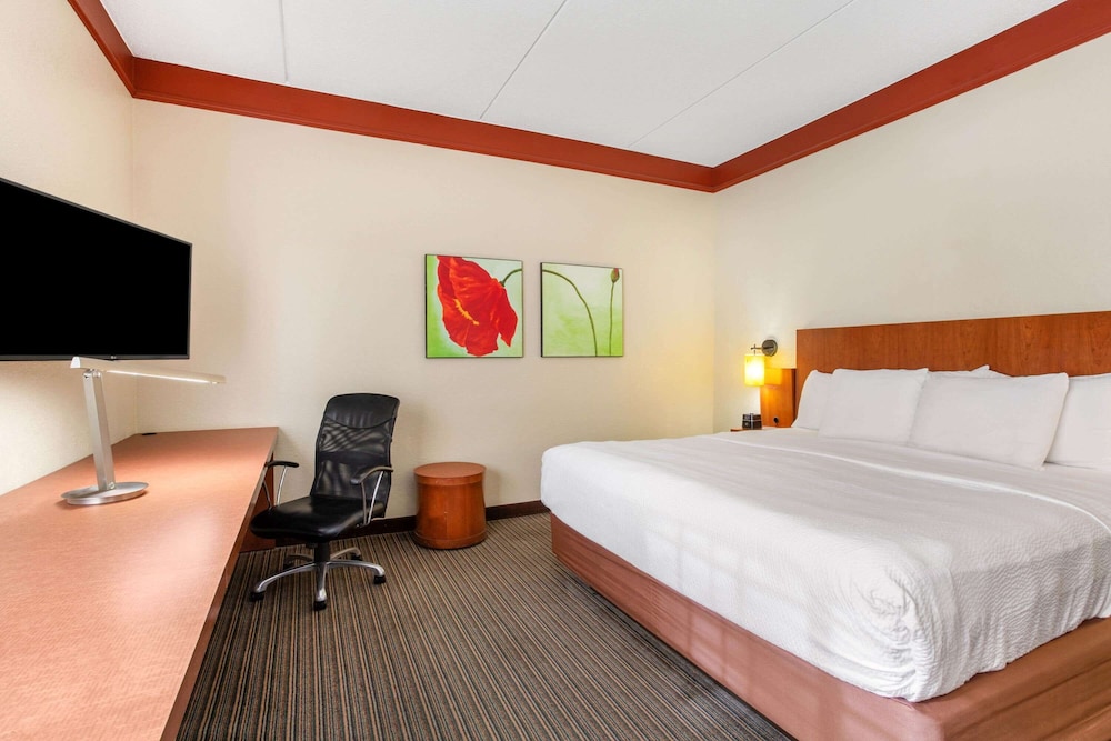 La Quinta Inn & Suites by Wyndham Raleigh Cary 19/44