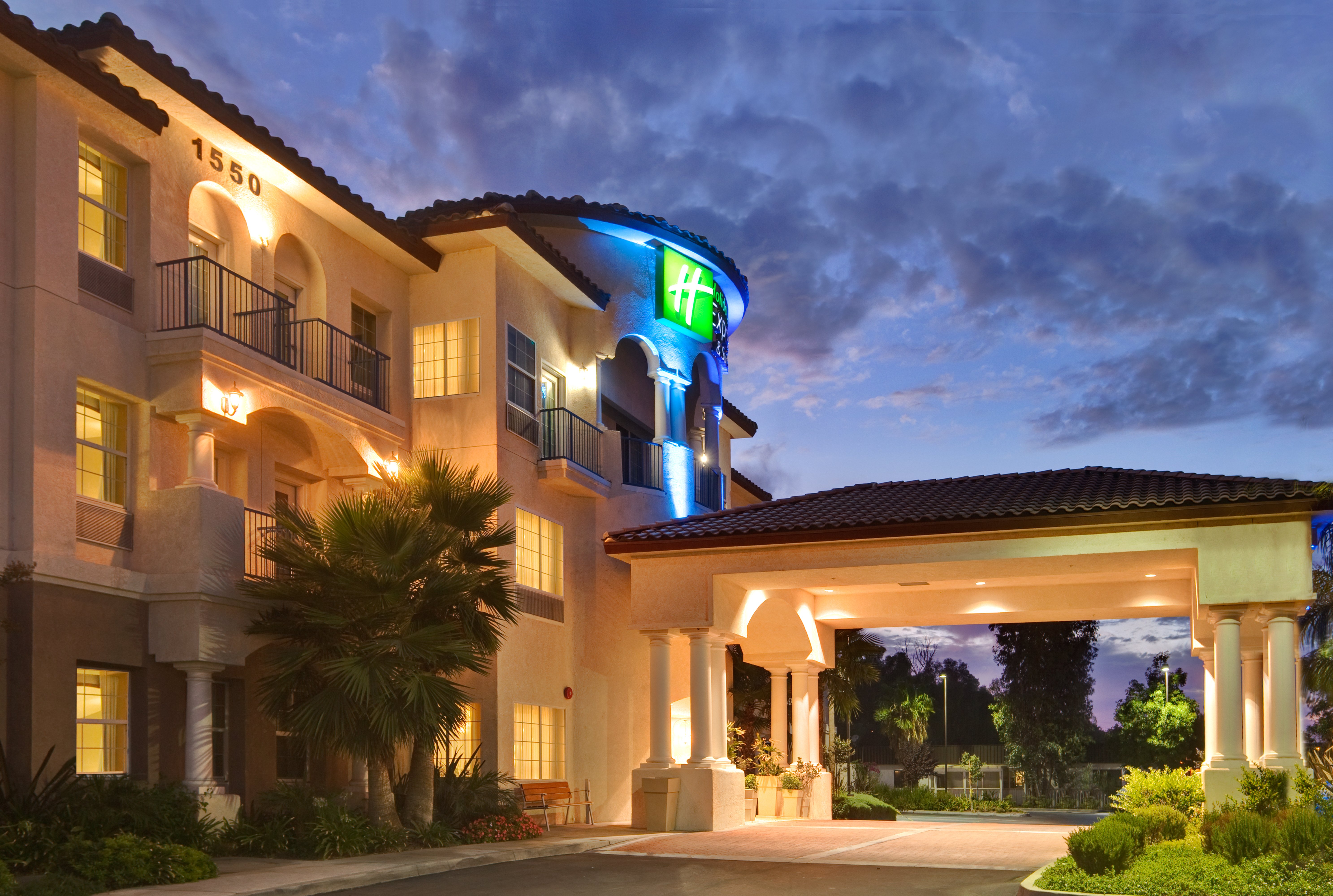 Holiday Inn Express Hotel & Suites Corona 2/57