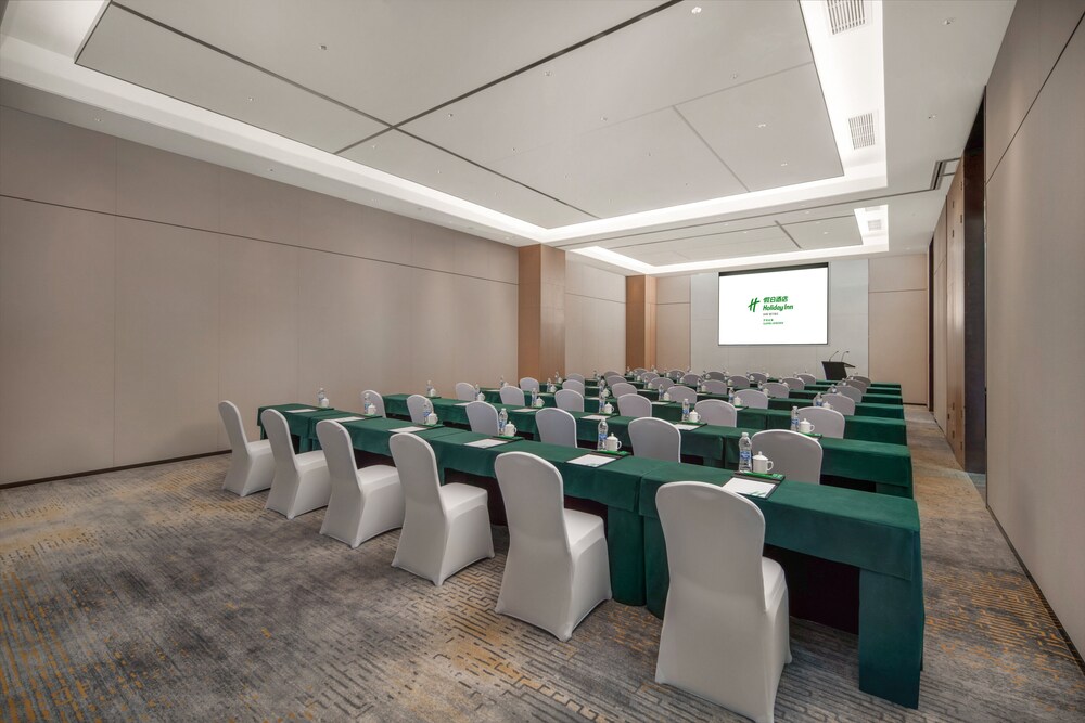 Holiday Inn Luzhou Longjian 41/43