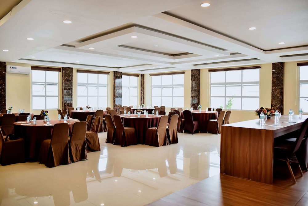 Portola Grand Renggali Hotel 18/25