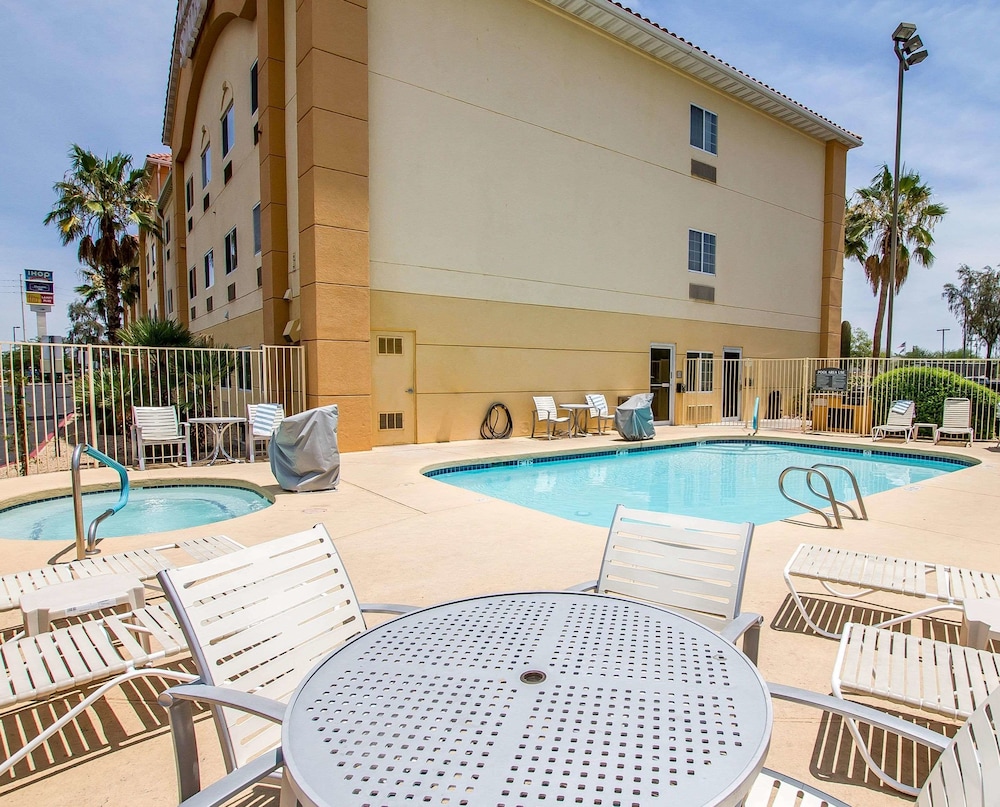 Comfort Suites Peoria Sports Complex 2/43