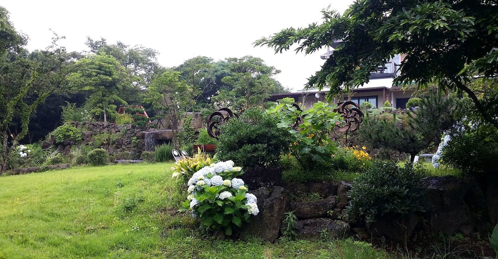 Jeju Gotjawal Geomoon Oreum Pension 32/50