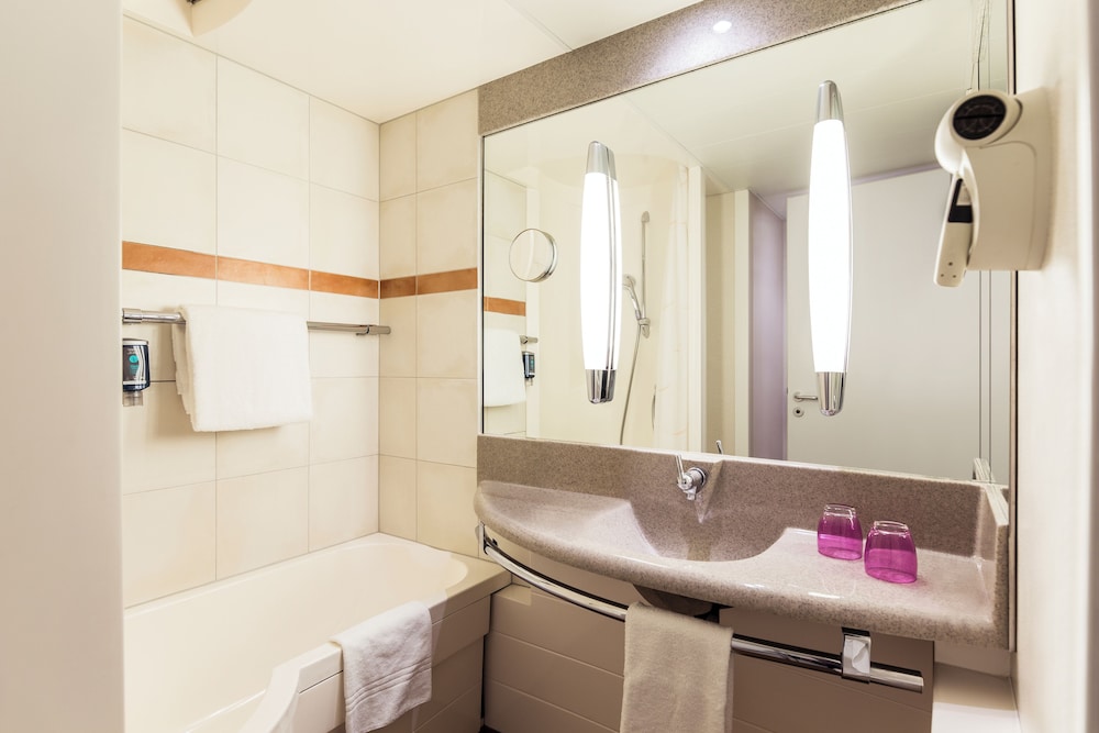 غرفة قياسية بسرير كوين مع أريكة، Novotel Dusseldorf City West 7/8