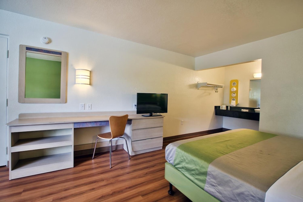 Motel6 Tallahassee, FL - Downtown 40/59