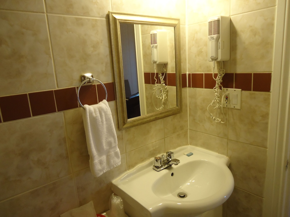 Bayside Inn & Waterfront Suites 37/40