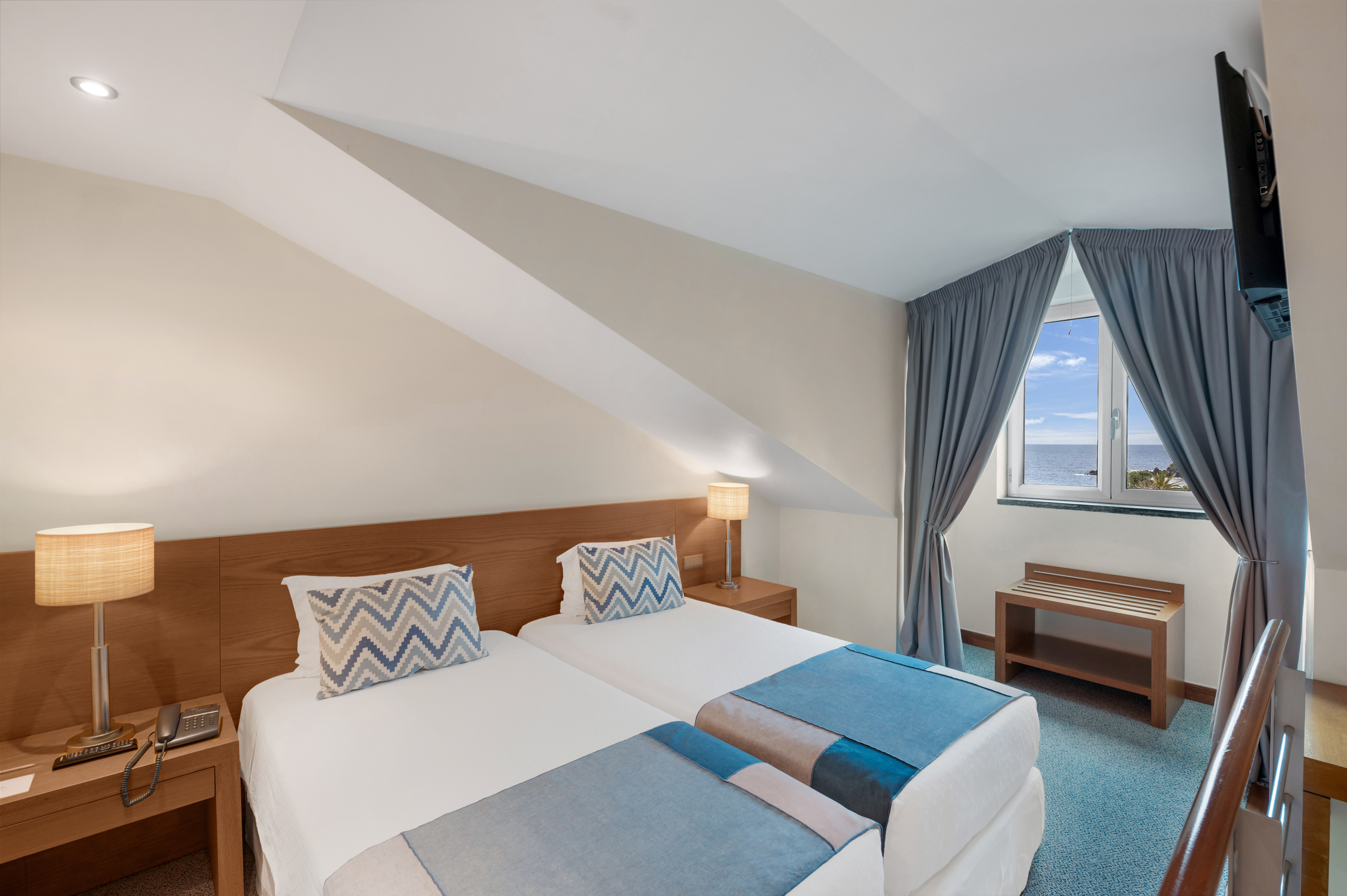 Garden, Single, Twin Beds, Sea View
