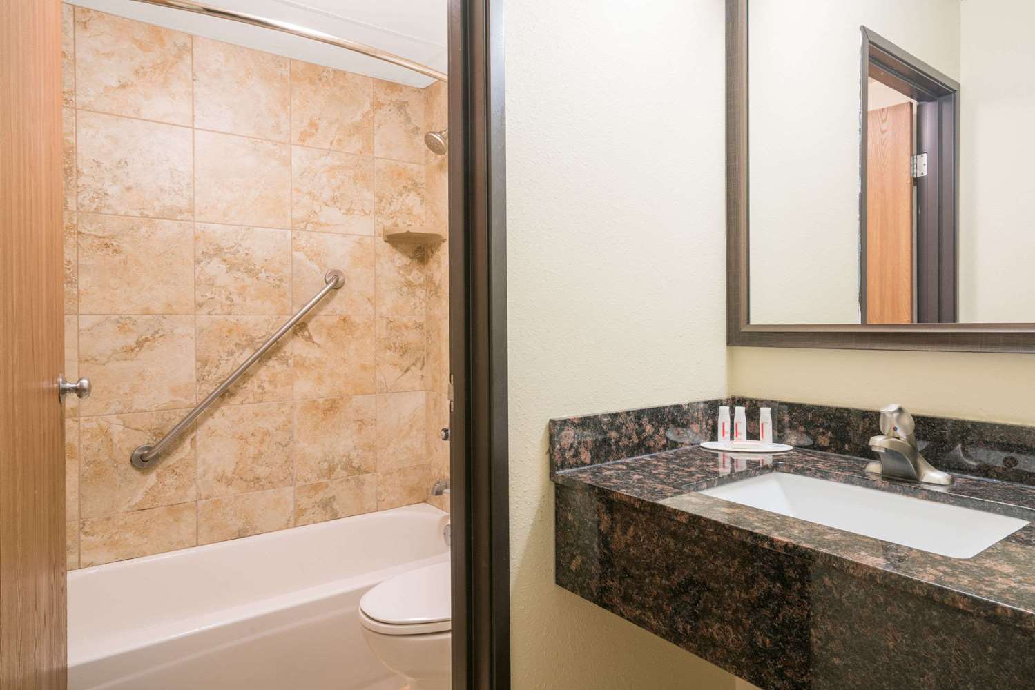 Days Inn & Suites by Wyndham Baxter Brainerd Area 7/8