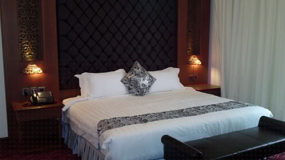 The Platinum Hotel 17/64