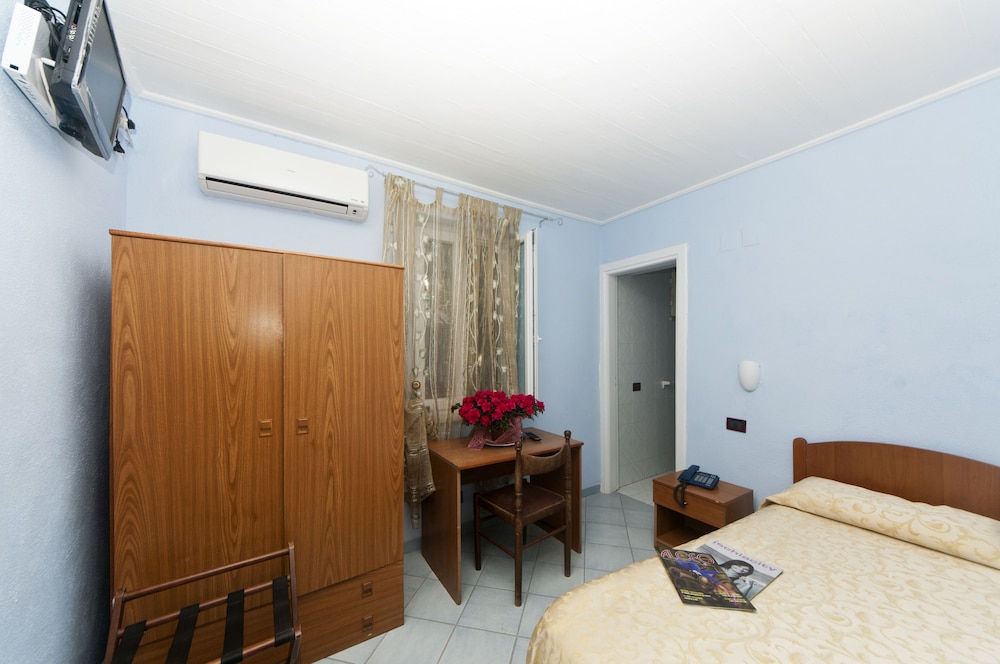 ROOM, SINGLE