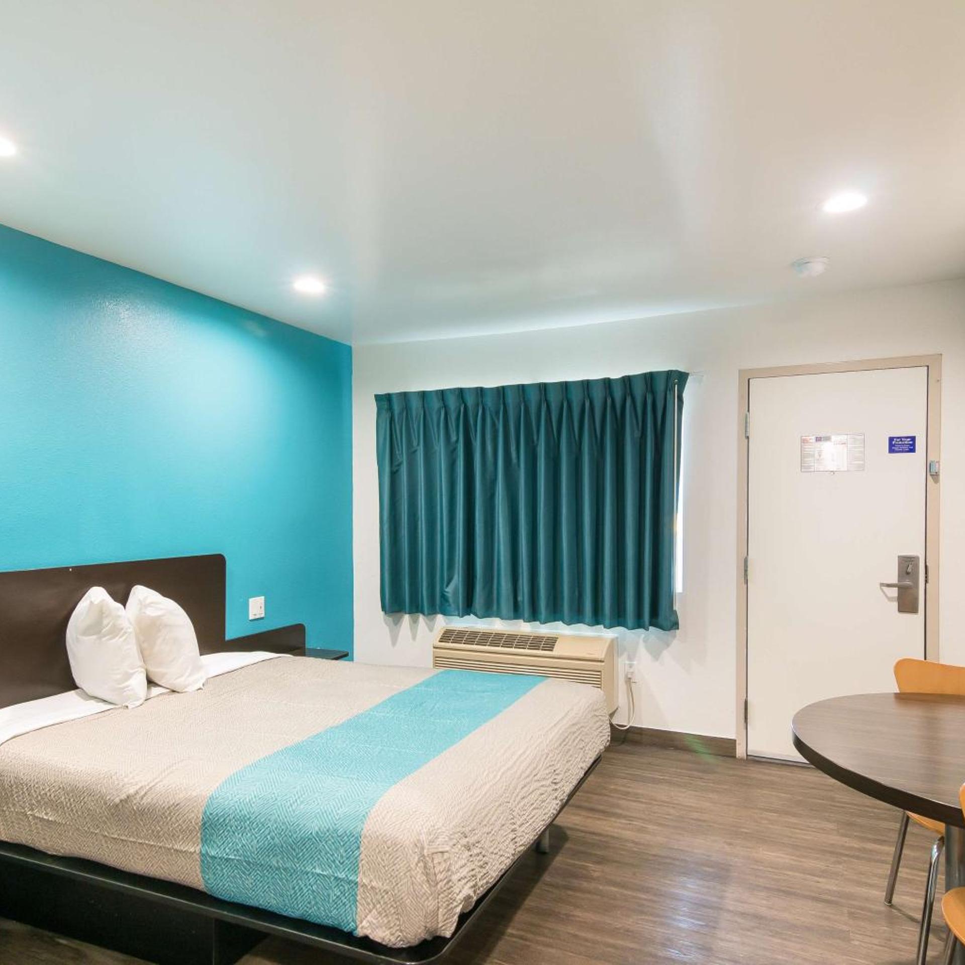 1 Queen Bed - ADA/RI Shower/Non-Smoking