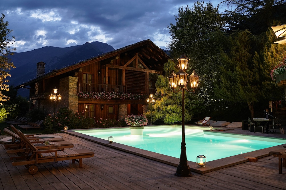 Relais Mont Blanc Hotel and Spa 46/50