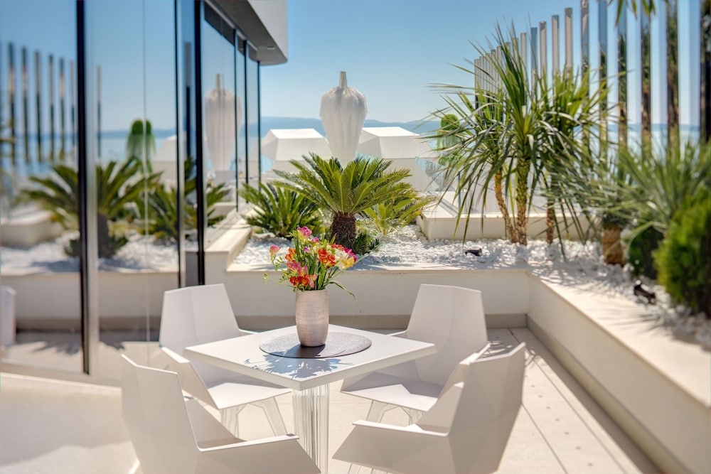 All Suites Hotel Posh 7/65