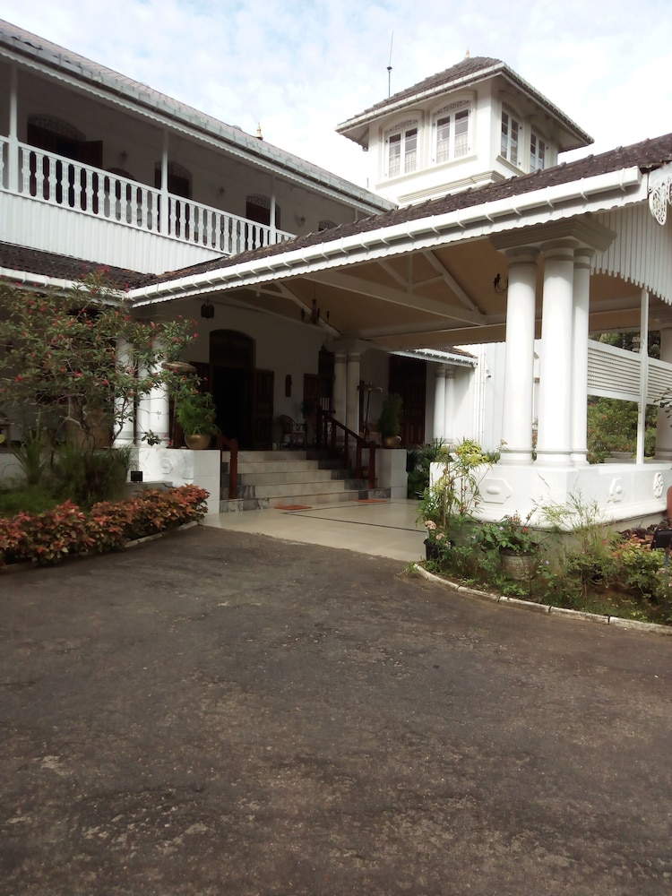 Manor House Boutique 2/50