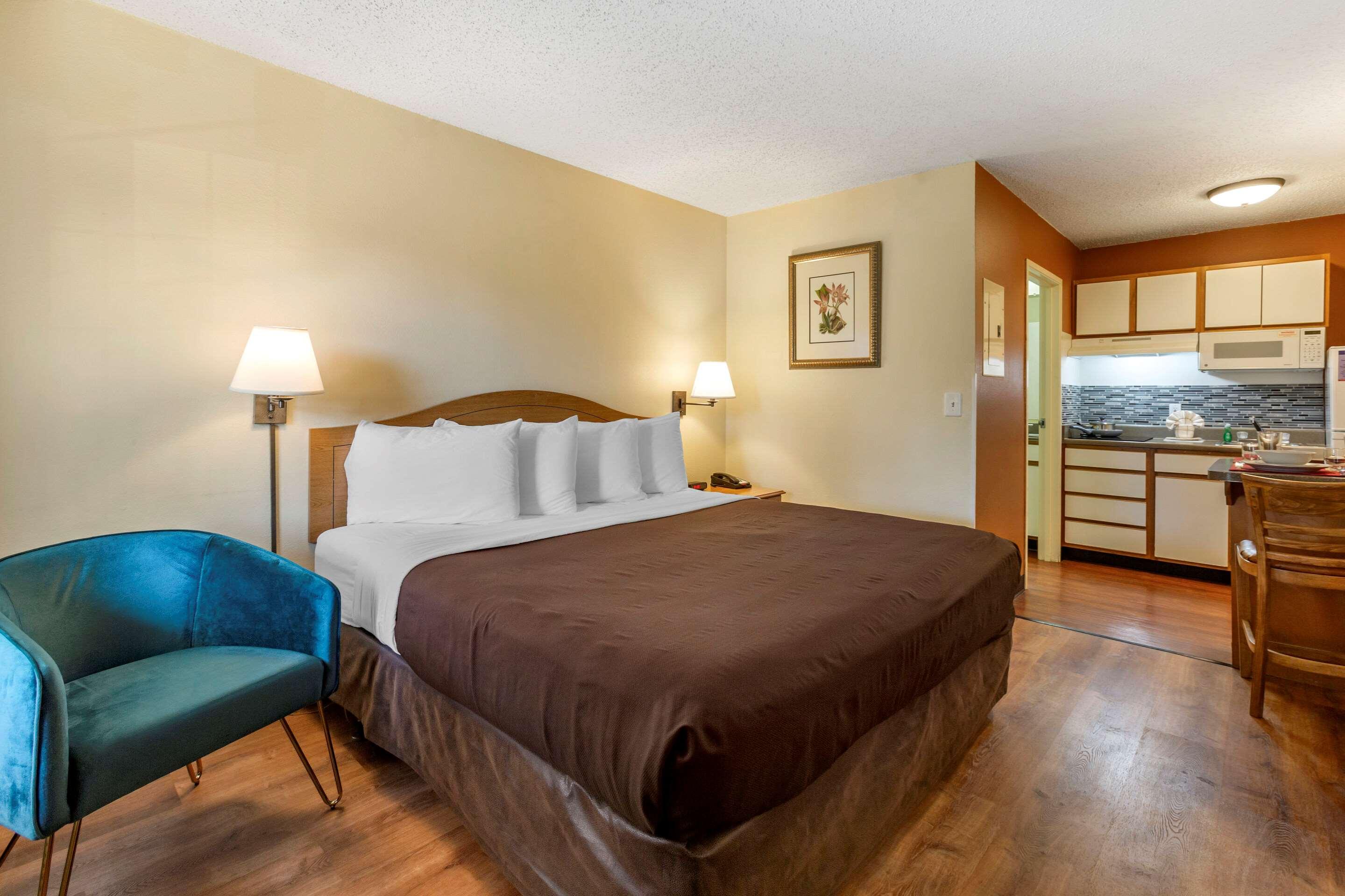EFFICIENCY, KING BED, ACCESSIBLE