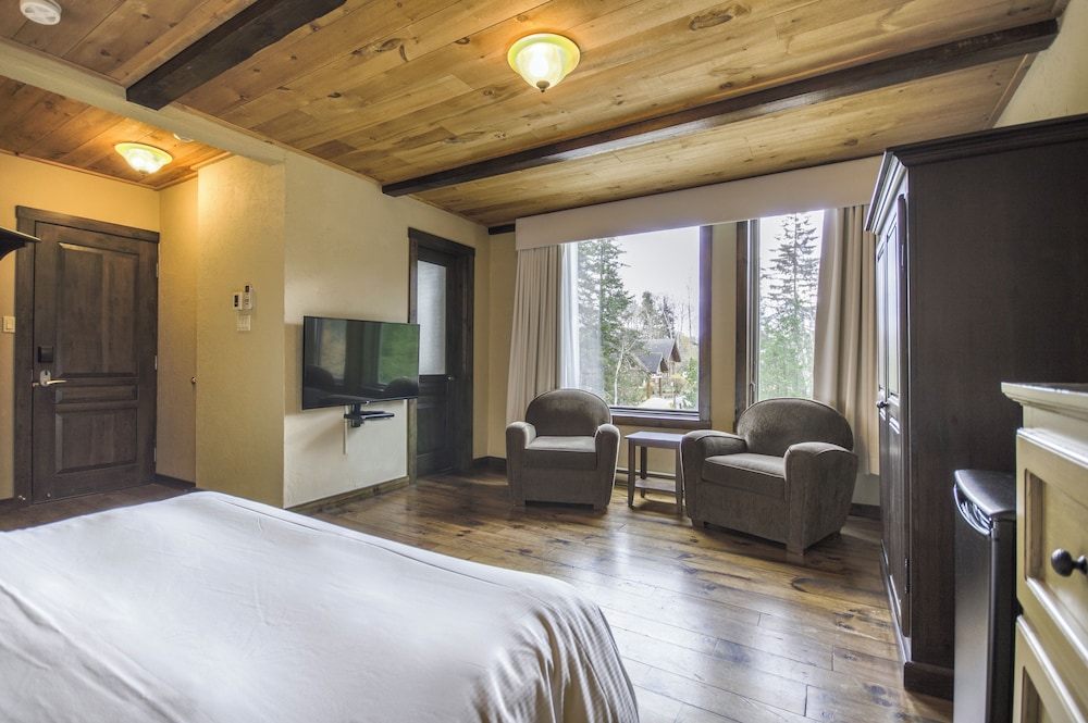Condo, Forest, Murphy Bed, Queen Bed
