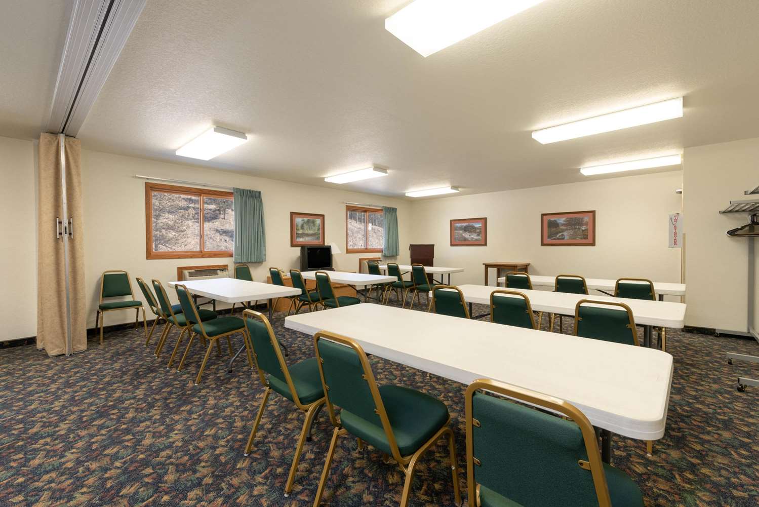 Super 8 by Wyndham Hill City/Mt Rushmore/ Area 17/23