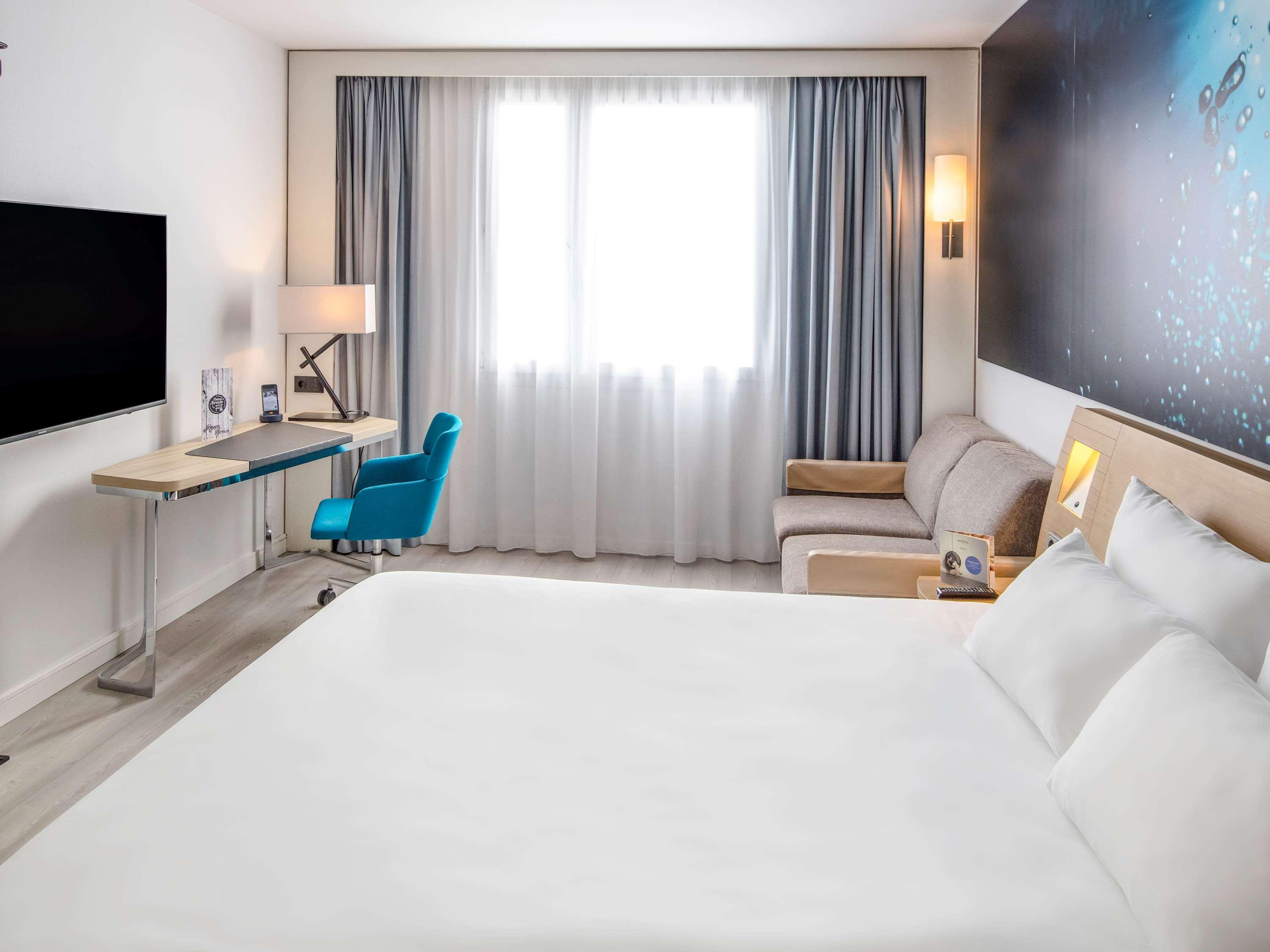 جناح بسرير كينج مع أريكة، Novotel Barcelona Cornella Hotel 3/4