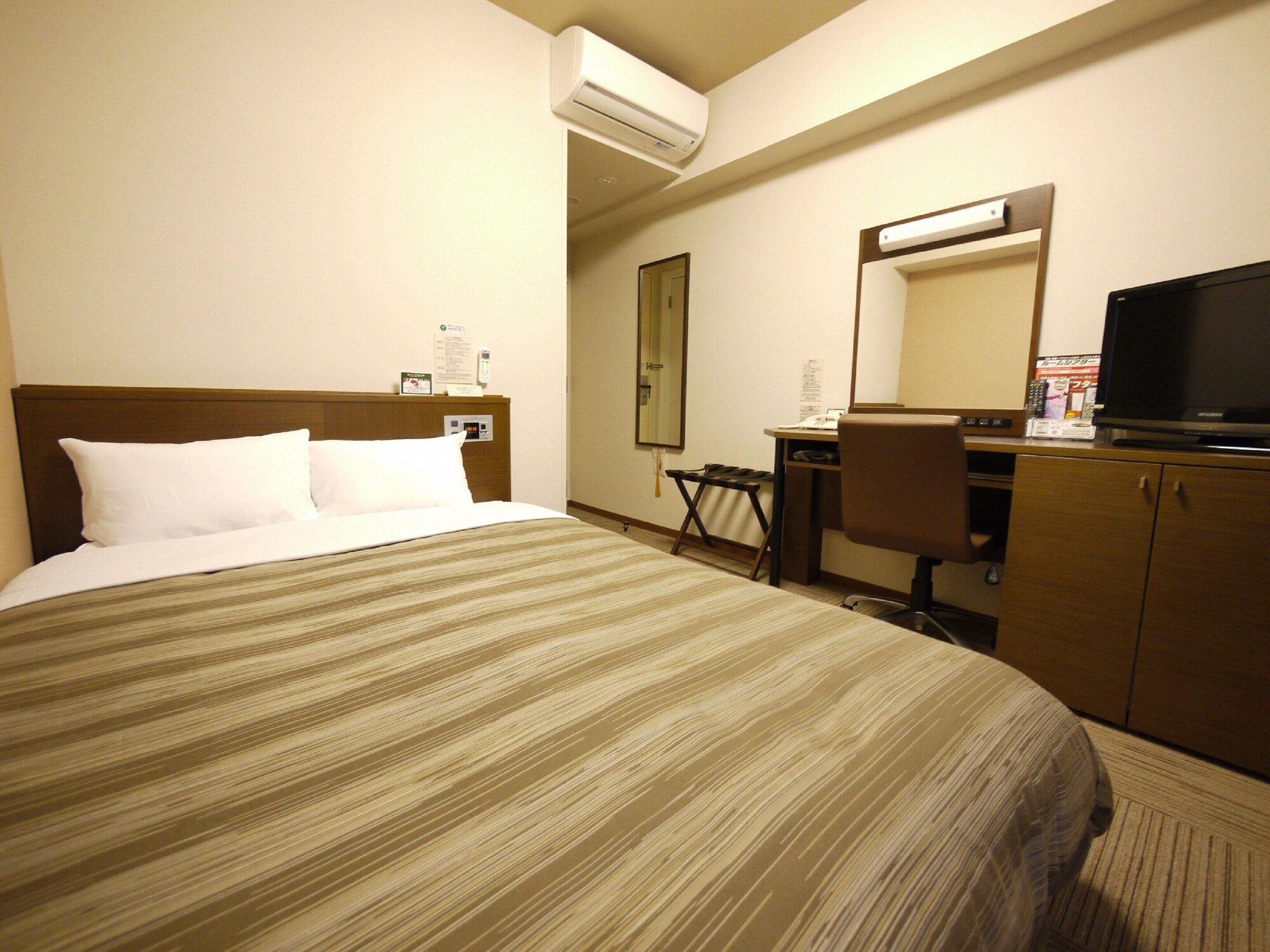 غرفة بسرير نصف مزدوج للمدخنين