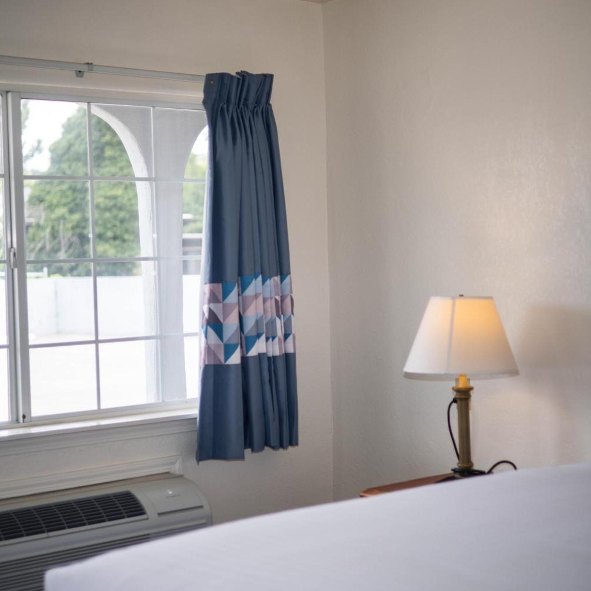 Deluxe Inn 18/25