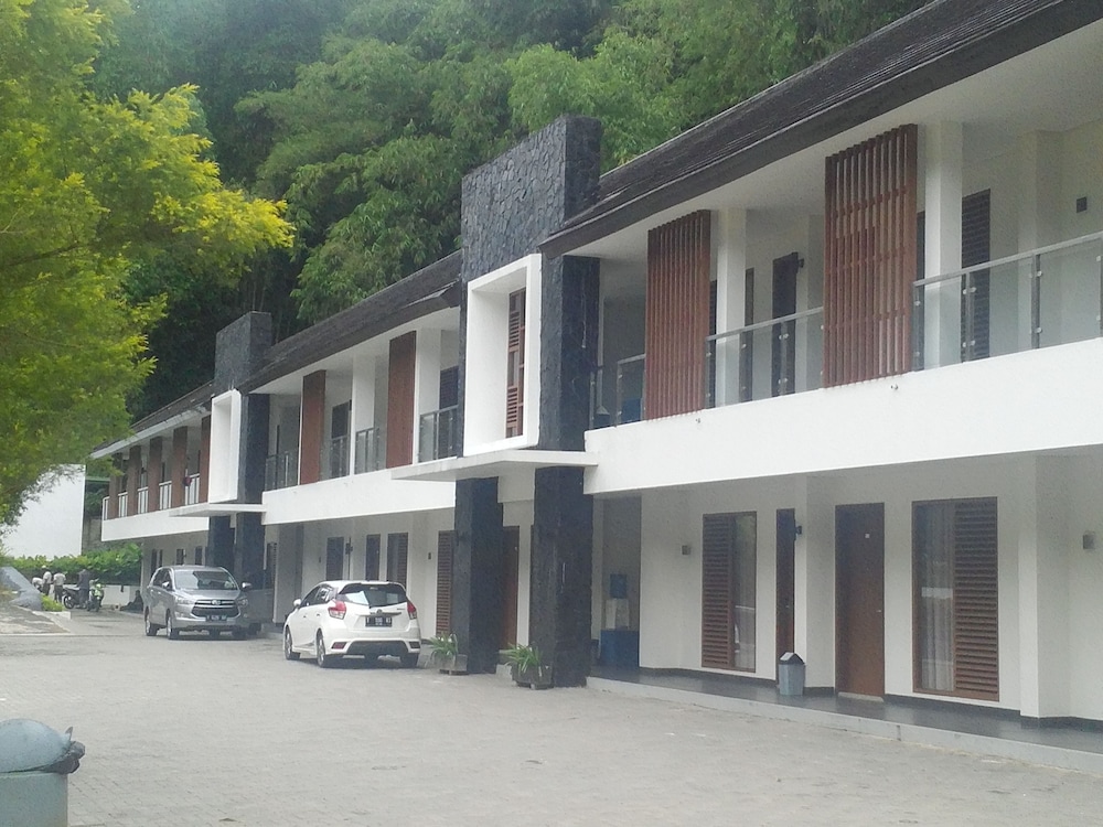 Zuri Resort Cipanas 16/24