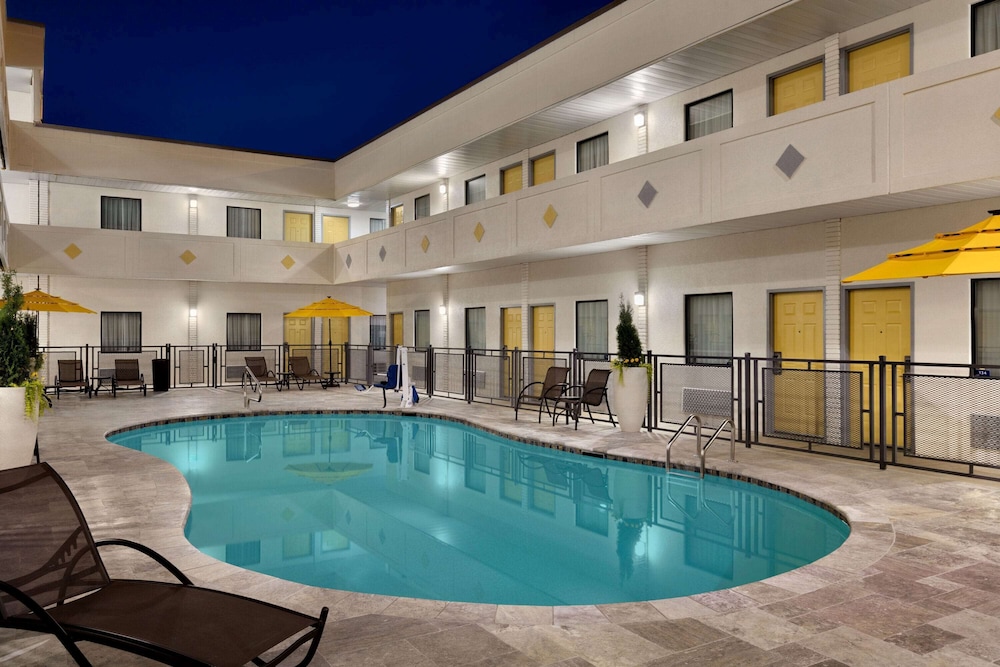 Hotel Bo, a Days Inn by Wyndham Chattanooga Downtown 6/48